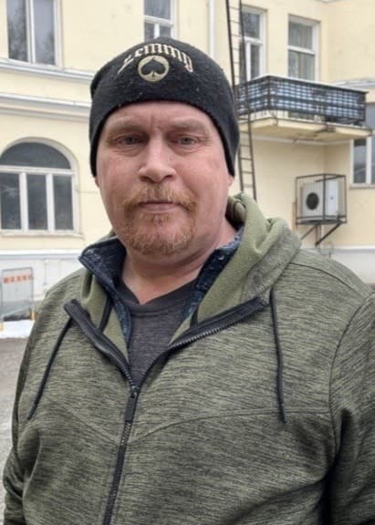 Kent Larsson står framför en byggnad i centrum i Norberg.
