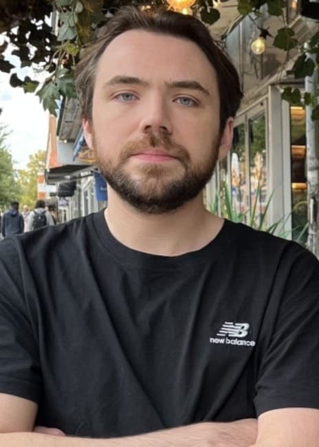 Man utanför restaurang.
