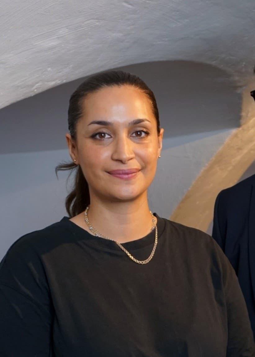 Rojda Sekersöz, regissör, och Martin Wicklin, Söndagsintervjuns programledare.