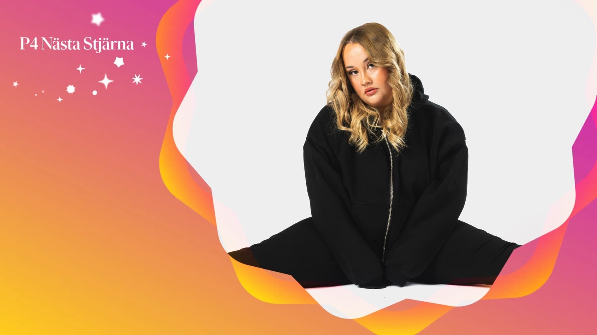 Nadja Endrell iklädd svart hoodie och svarta byxor sitter ner. Bilden är omgiven av en färgglad ram med texten 'P4 Nästa Stjärna'.