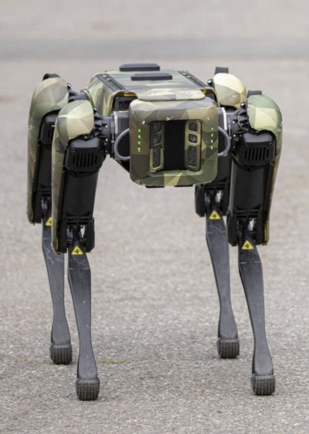 Soldat tar kort på robothund.