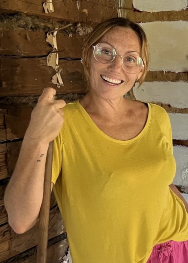 Lina Hedlund i gul topp och Nassim Al-Fakir i vit ärmlös tröja står i ett renoveringsobjekt med synliga träväggar och verktyg i bakgrunden.