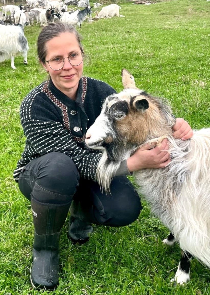 Elin Falk med sin äldsta get i hagen. 