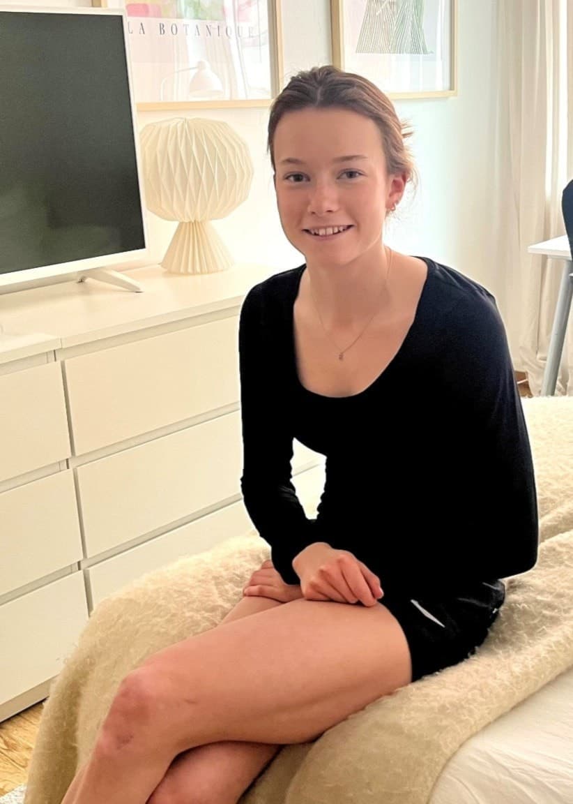 Elsa Hedin kommer från Uppsala och flyttade till Hallsberg när hon var 15 år för att gå på orienteringsgymnasiet. 