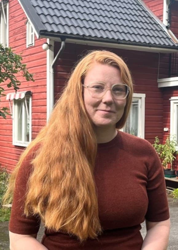 Sarah Berger Kullberg utanför farmor och farfars gamla hus, som nu är hennes.