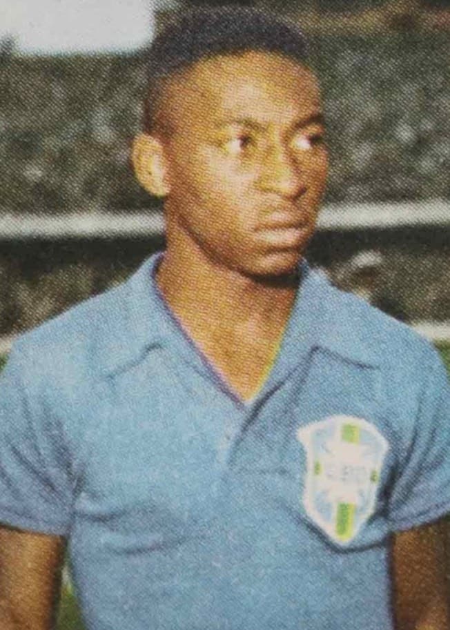 Samlarkort på fotbollsspelaren Pelé från VM 1958. Pia Forslöf Nilsson, Sigrid Persson och Kristin Persson på Hälsinglands Auktionsverk håller upp en samling med kort på spelare från VM-matchen Sverige-Brasilien 1958.