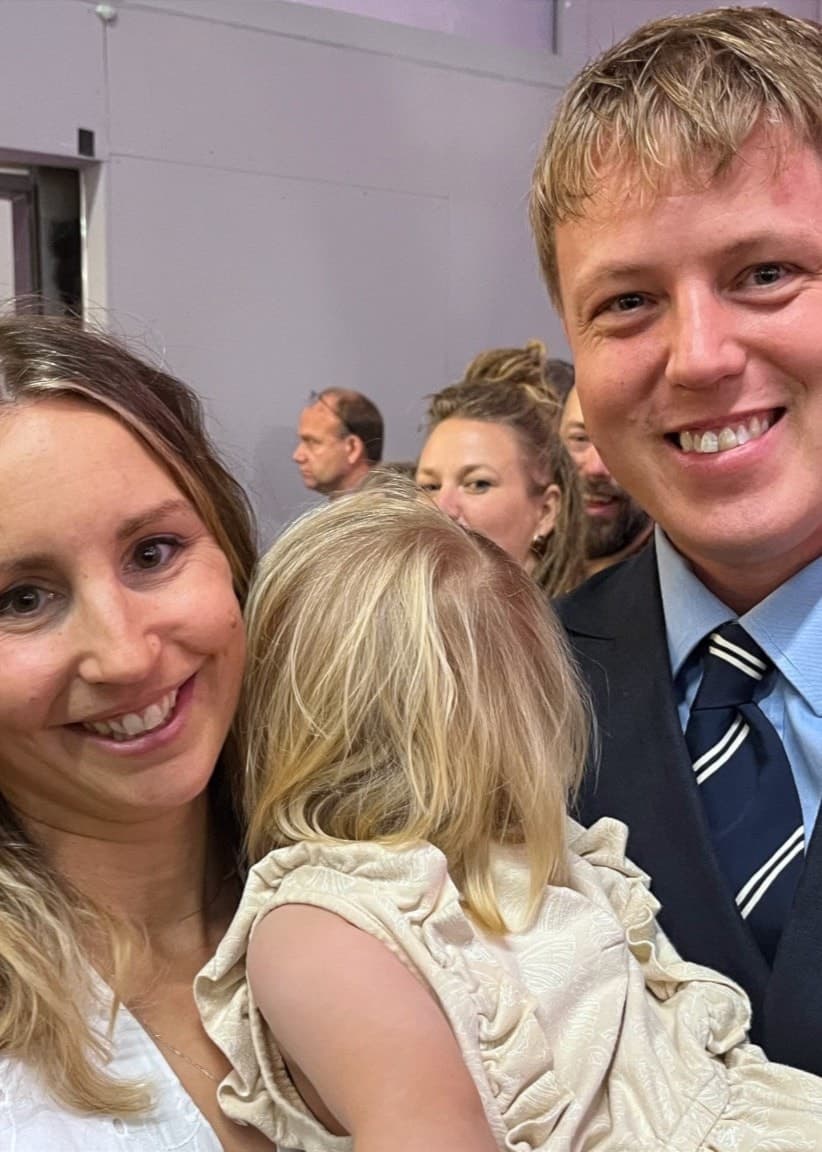Johanna Andersson och Patrik Börjesson står på Bokmässan i Göteborg, klädda i bröllopskläder. Patrik har en kostym med en ros i knapphålet och Johanna håller ett barn i famnen.