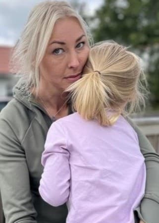 Bild på Victoria Sädbom och hennes dotter.