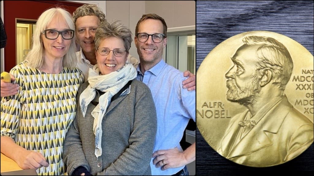Fyra personer i en radiostudio bredvid en bild av Nobelmyntet.