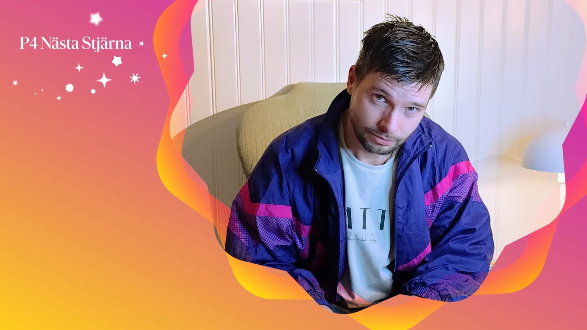Tommy Burr sitter på en stol, iklädd en blå och lila jacka med en vit tröja under, mot en bakgrund med färgglada grafiska element.