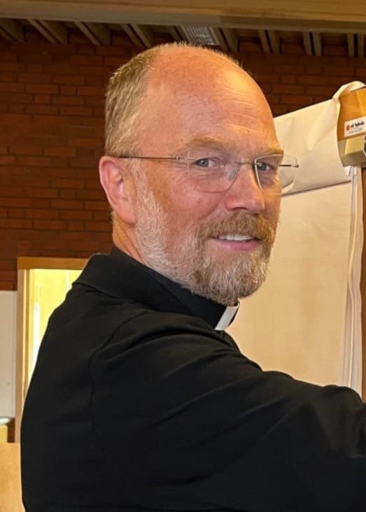 Till vänster syns en vit kista med blommor i en kyrka, och till höger en präst, Per Ulvestig, som står vid en whiteboard och skriver med en penna.