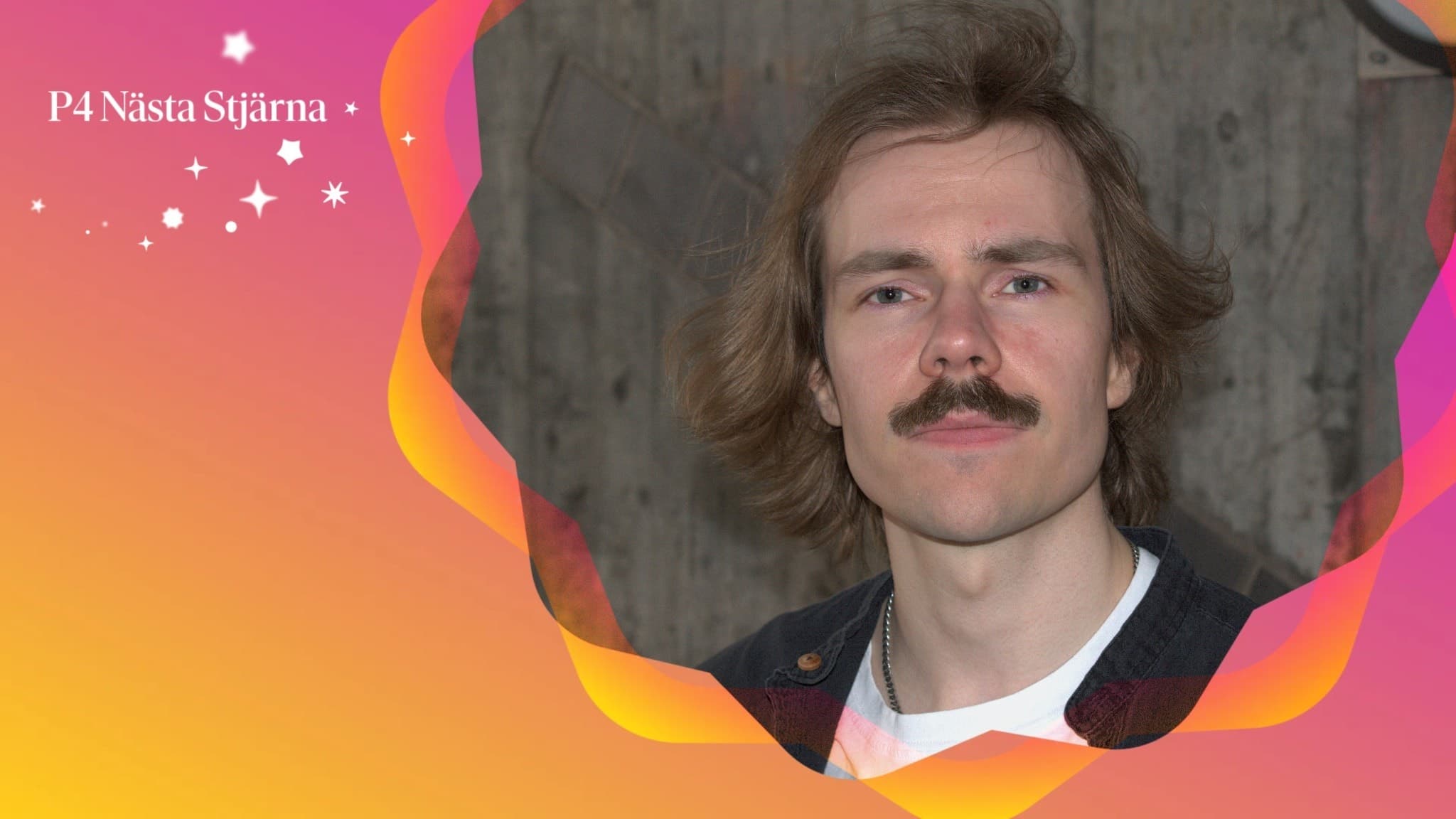 Erik Matti, finalist i musiktävlingen P4 Nästa stjärna Västerbotten, står framför en färgglad bakgrund med abstrakta former och glödande detaljer.