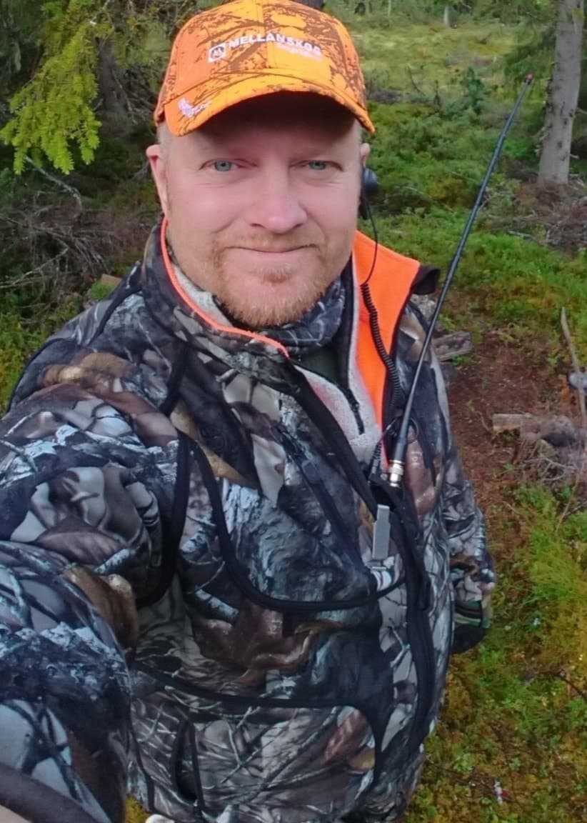 Tomas Jonsson klädd i jaktkläder står i skogsmiljö, bredvid en närbild av en myskoxe med tjock päls och böjda horn.