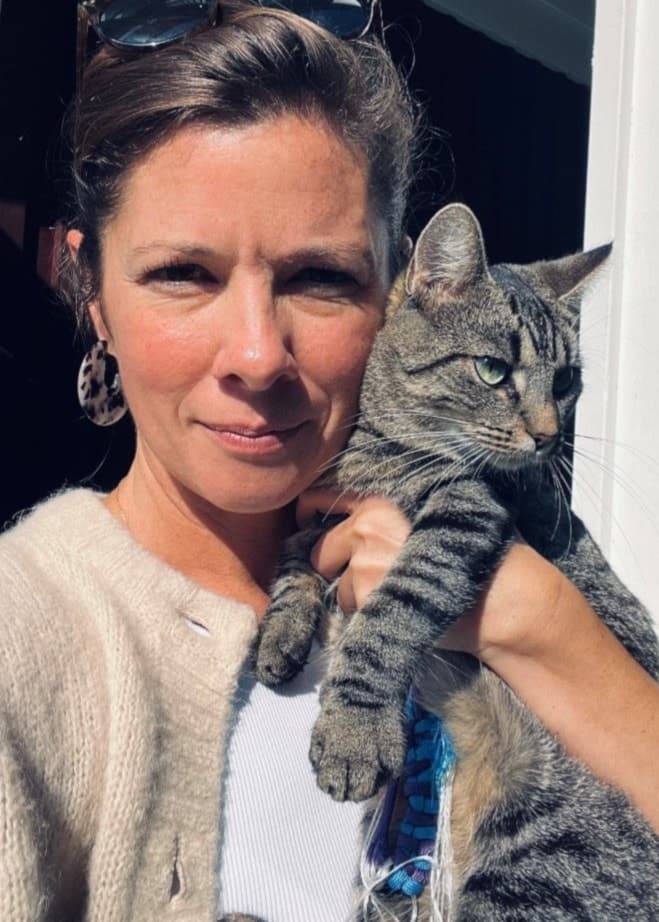 Ida Fejer håller i sin katt. På bilden bredvid, en orm inuti en håv. 