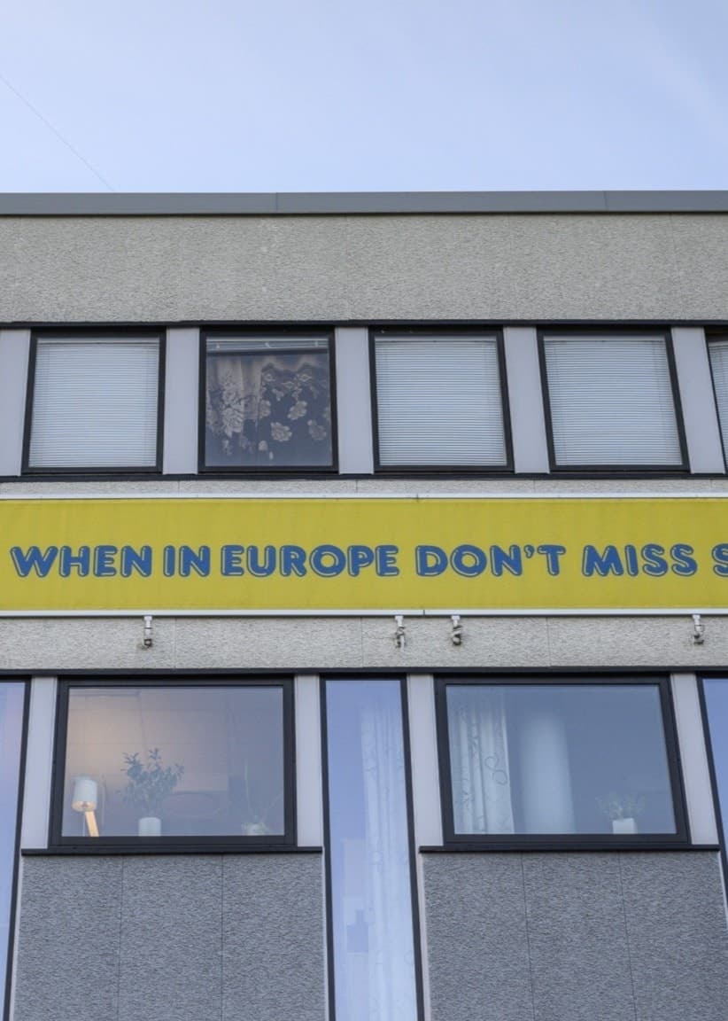 Bild på fasad i Skurup med kommunens slogan ”When in Europe don´t miss Skurup”.