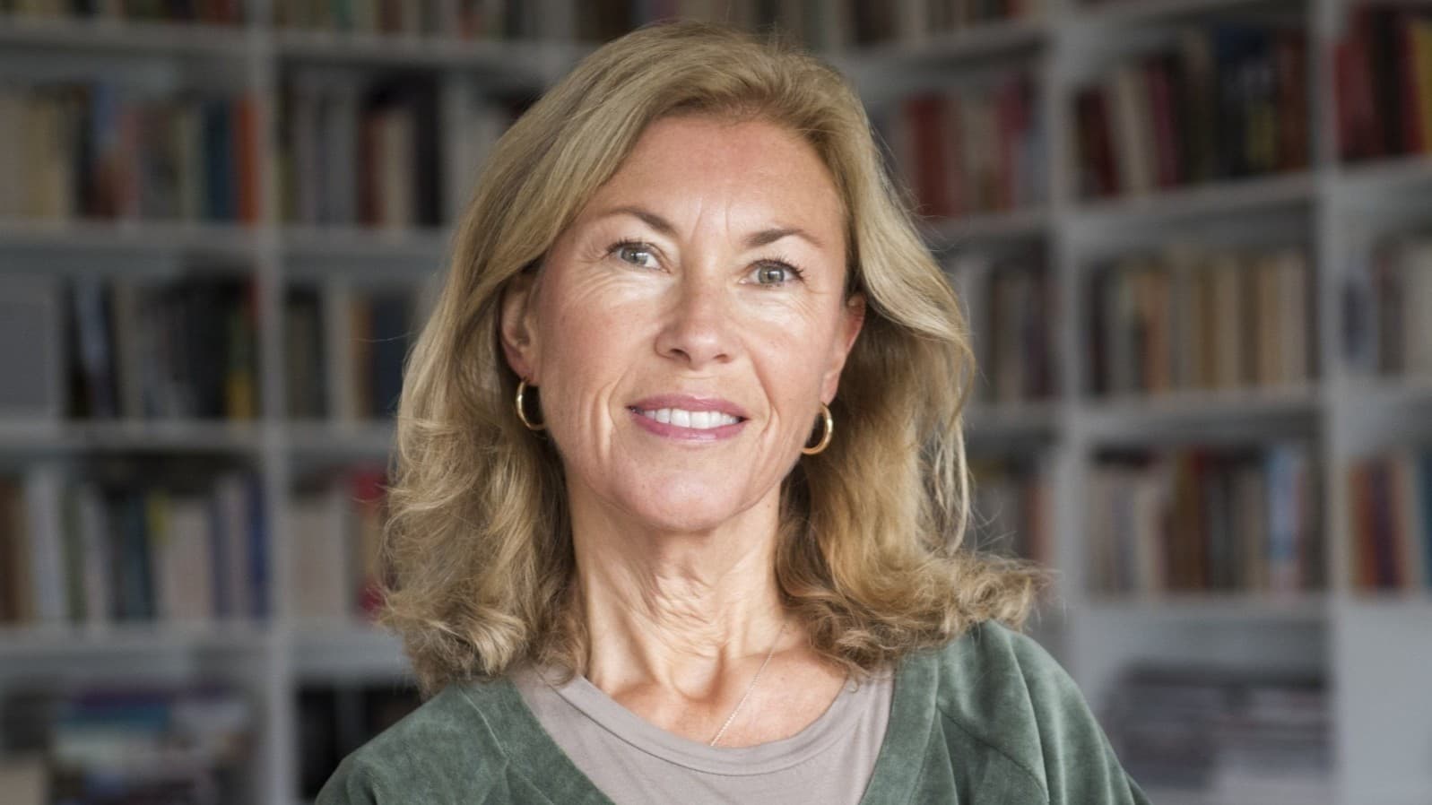 Åsa Melin framför bokhylla. Foto: Fredrik Sandberg/TT