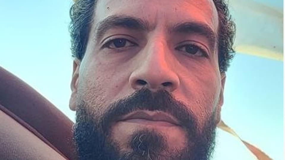 Montage. Till vänster: Ahmed Abuzaid. Till höger: Israelska soldater utför underhåll på stridsvagnar vid gränsen till Gaza.