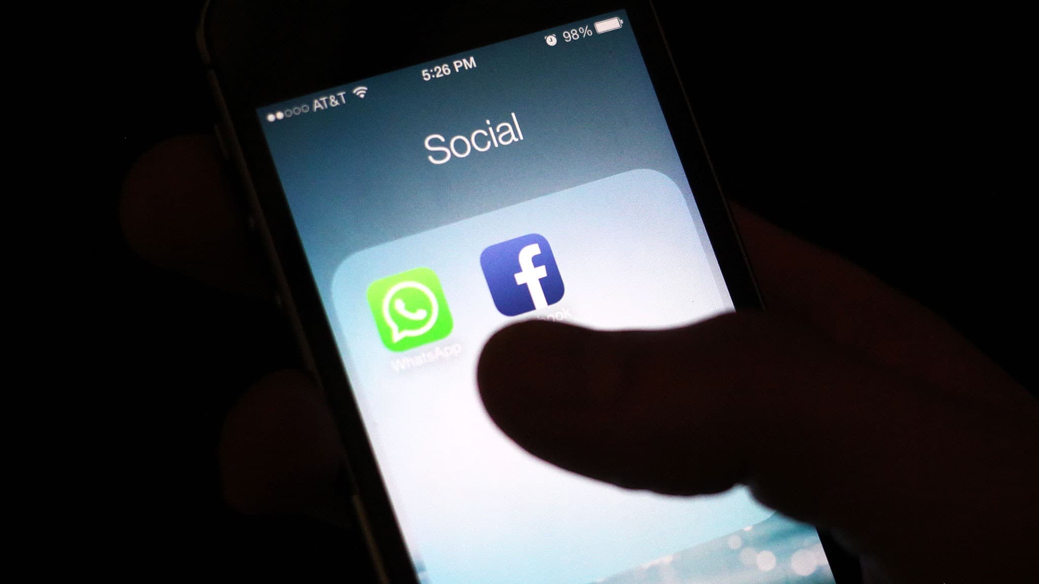 Person chattar i mobil