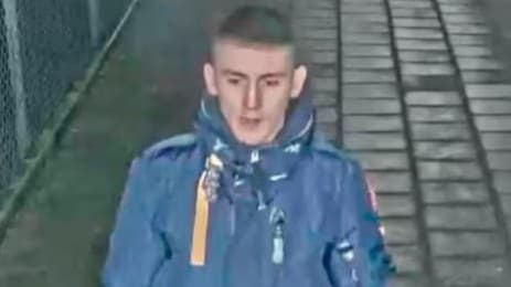 Till vänster Mikael ”Greken” Tenezos. Till höger Dörr och skärm på Stockholms tingsrätt.