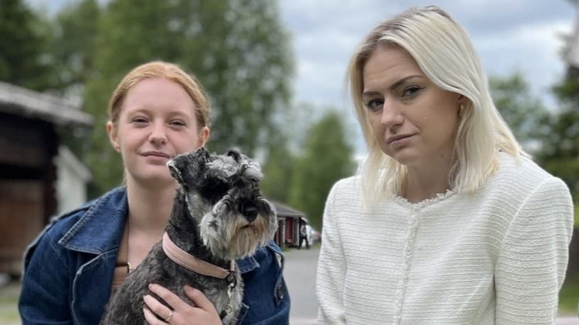 Stine och Thea tittar in i kameran.
