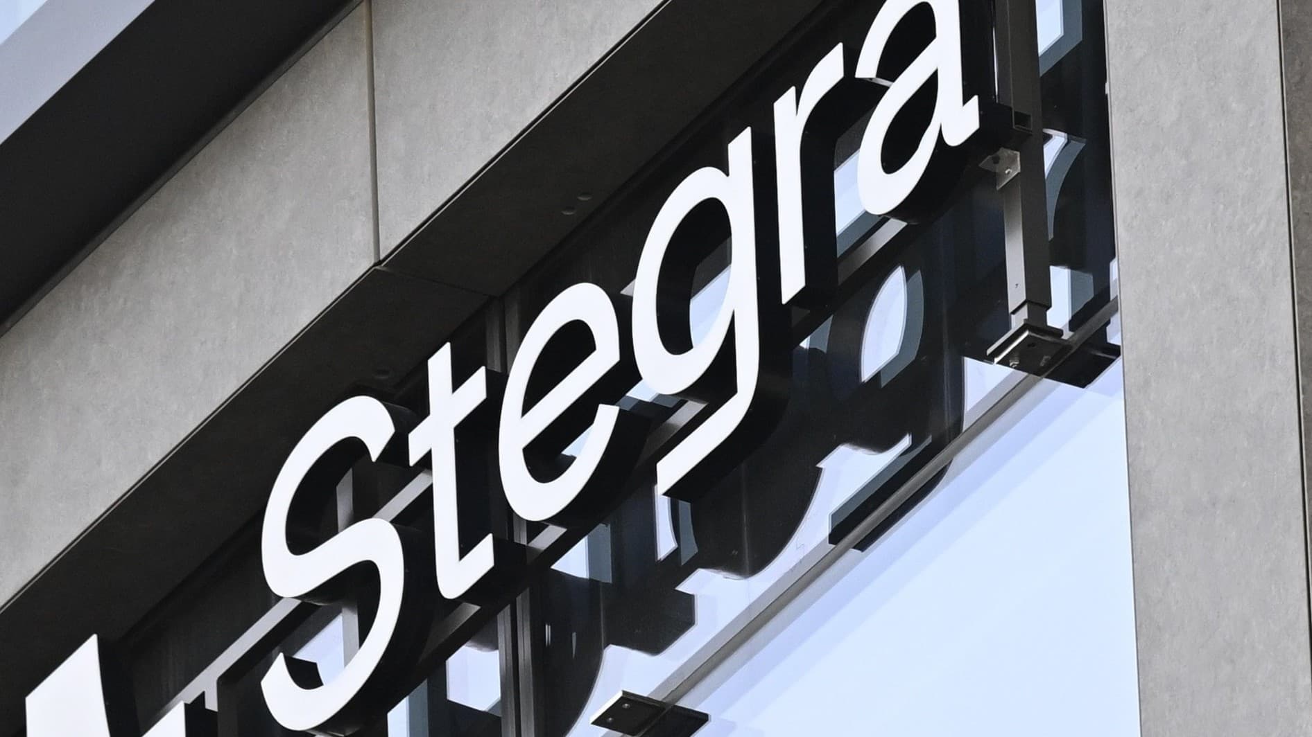 Bild på Stegras kontor i Stockholm, med företagets namn tydligt synligt på en fasad. Stegra, tidigare Green Steel, strävar efter att producera fossilfritt stål för att minska klimatpåverkan.