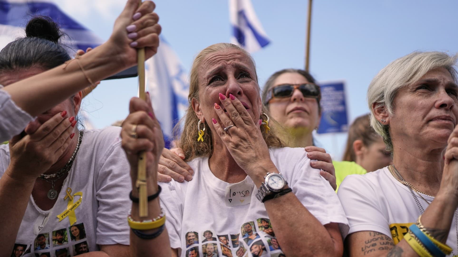 Personer på det så kallade Gisslantorget i Tel Aviv, Israel