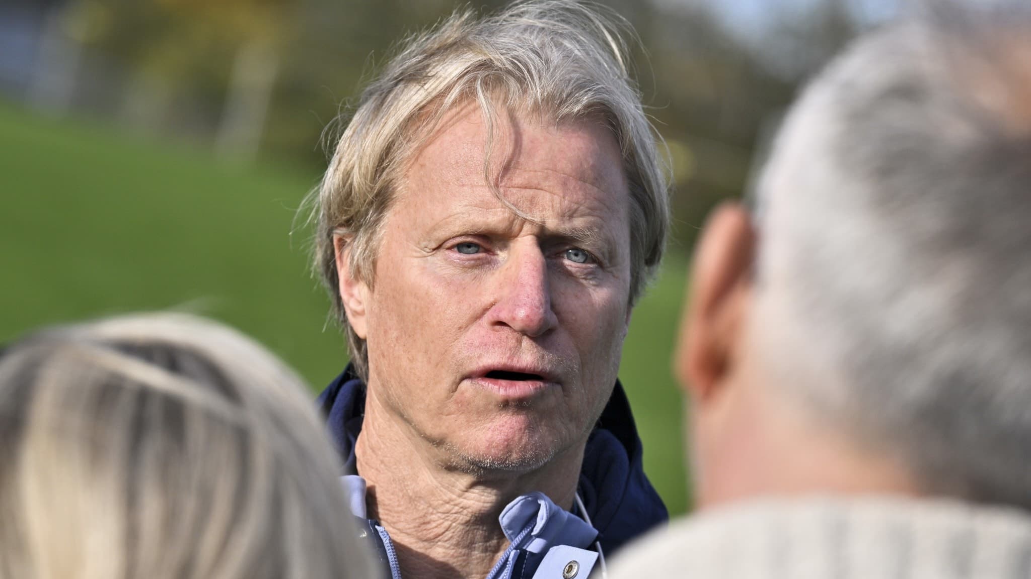 Stefan Pettersson, chef för herrlandslaget i fotboll, står på en grön träningsplan vid Bosön i Stockholm och talar med två personer inför matchen mot Kosovo efter en VM-kvalförlust mot Schweiz.