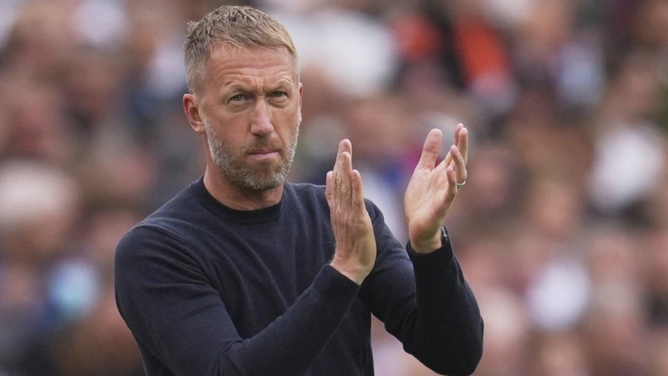 West Hams tränare Graham Potter står vid sidlinjen på London Stadium, klädd i mörka kläder, och applåderar under en Premier League-match mot Crystal Palace. Publik syns i bakgrunden.