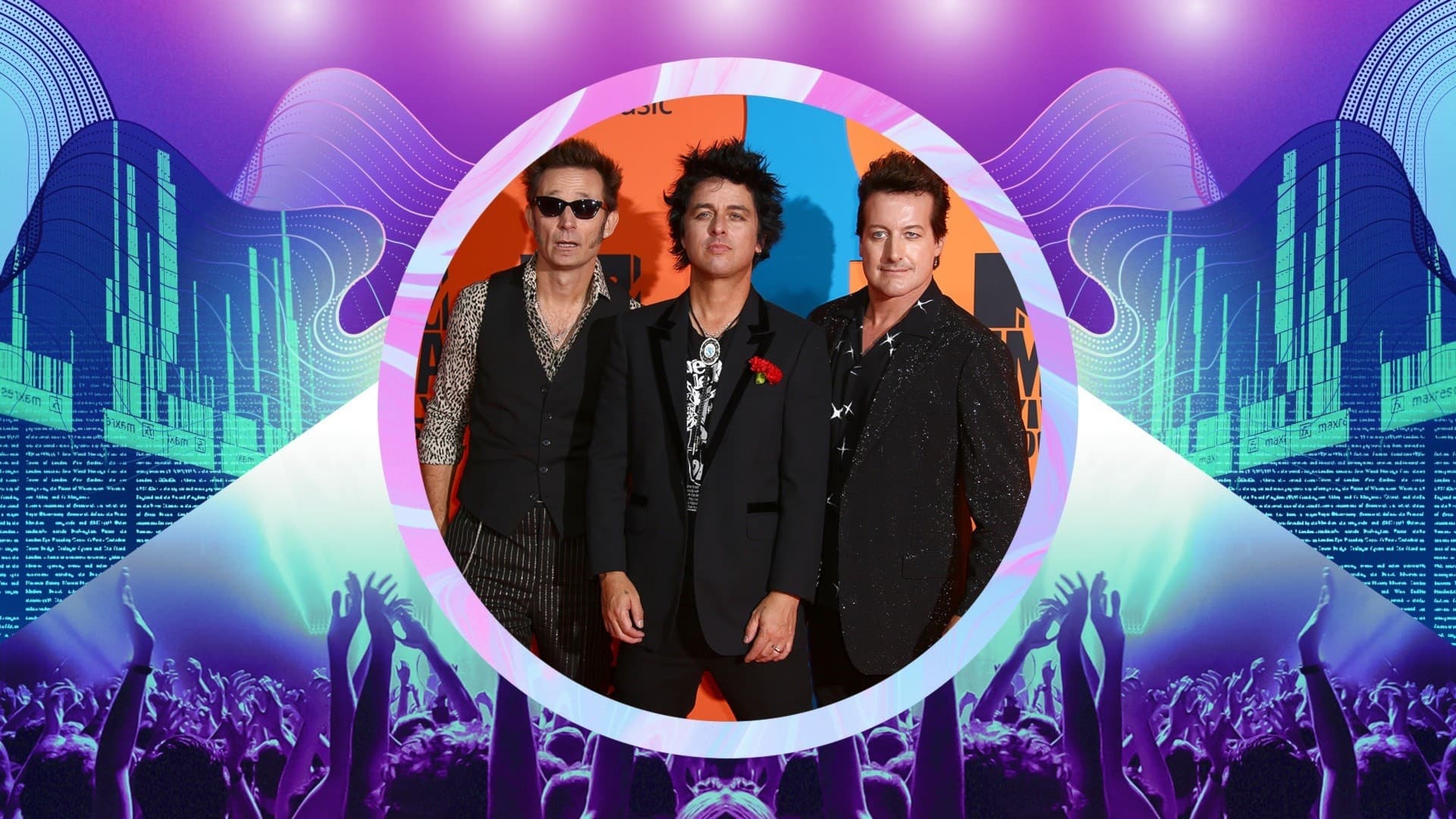 Mike Dirnt, Billie Joe Armstrong och Trés Cool från bandet Green Day står uppklädda framför en orange vägg.