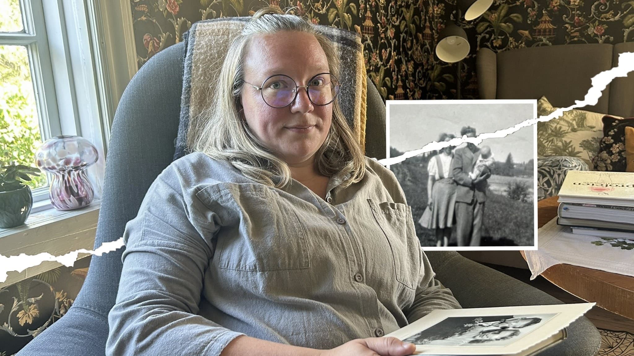 Linn sitter i en fåtölj med med bilden av sin farfar och farmor i knäet