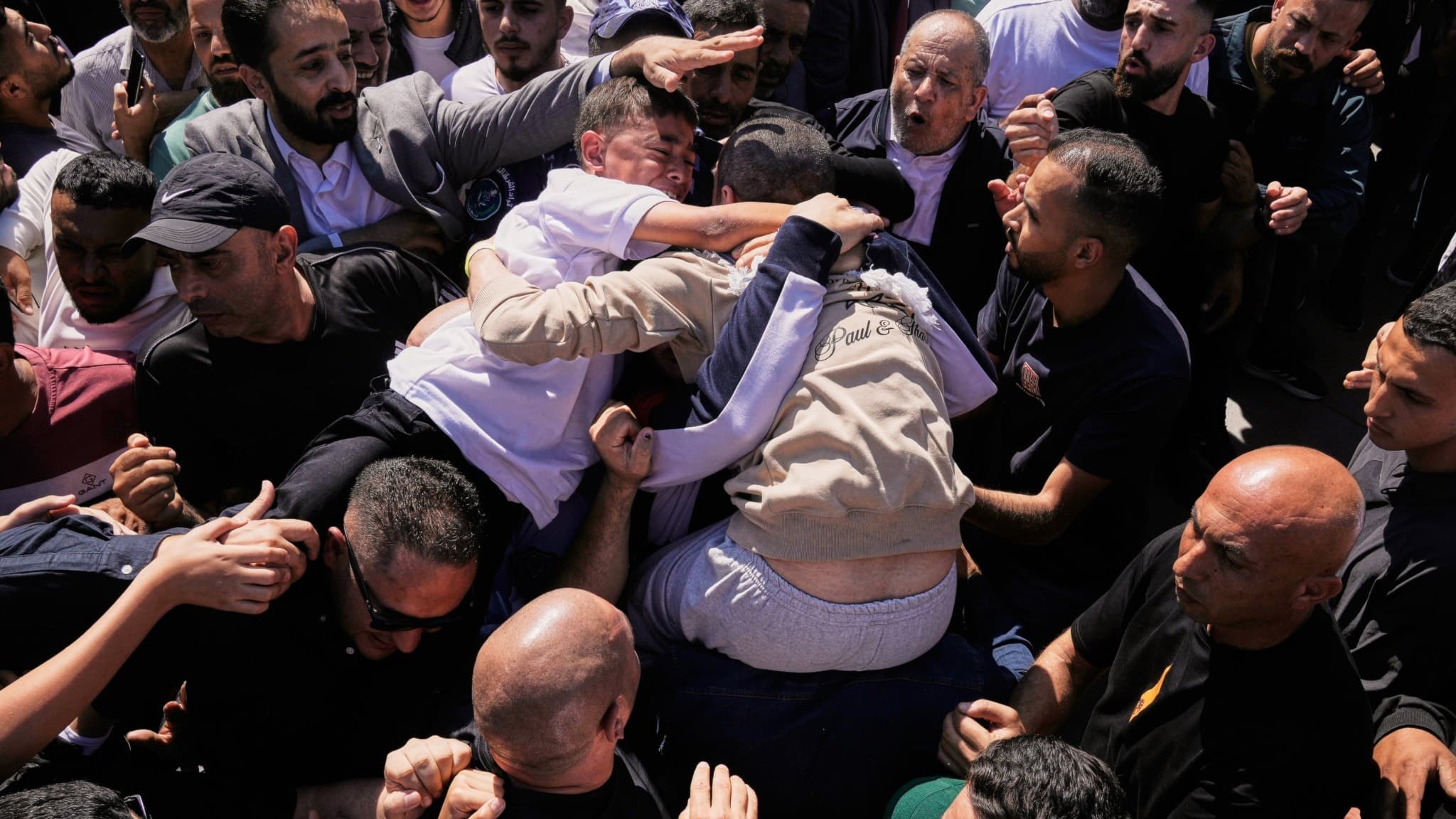 En folkmassa i Ramallah firar frisläppandet av en palestinsk fånge från ett israeliskt fängelse, som del av en vapenvila mellan Israel och Hamas. Personen omringas av jublande människor.