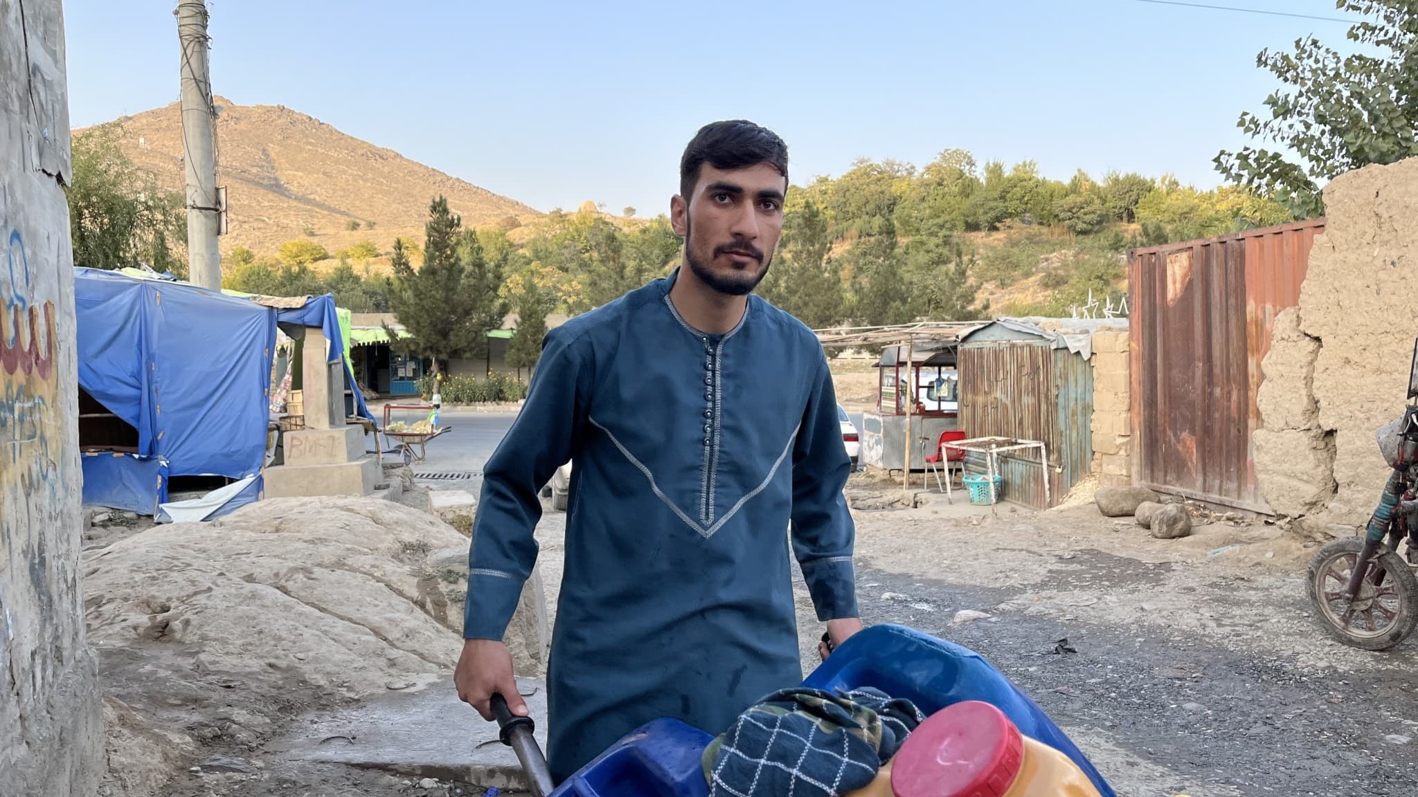 Rahatullah hämtar vatten till familjen 2-3 gånger om dagen.