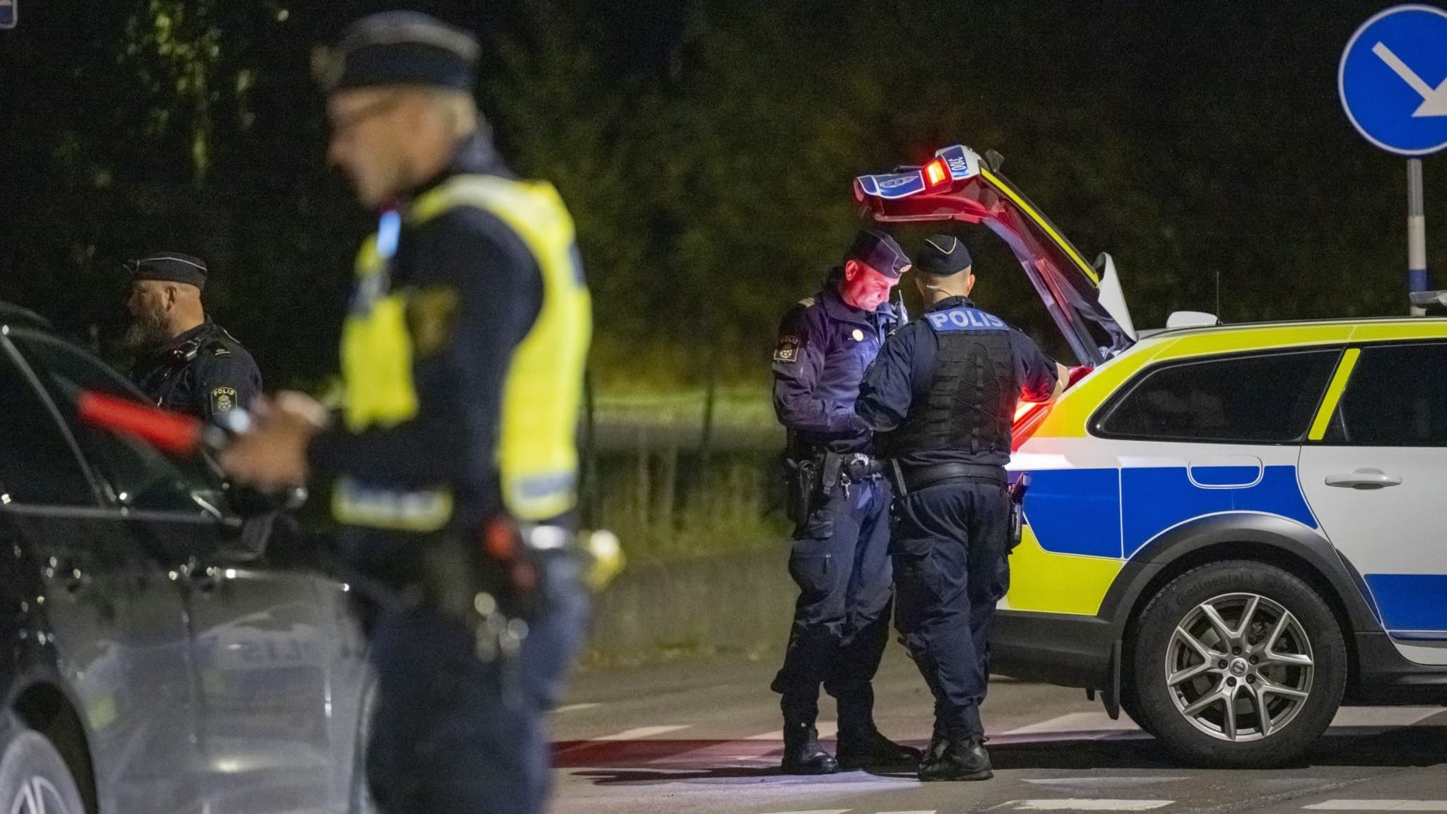 Polis på plats på Öraholmavägen i Finja utanför Hässleholm med anledning av ett misstänkt farligt föremål på lördagen. Enligt polisen utreds ärendet som försök till mord.